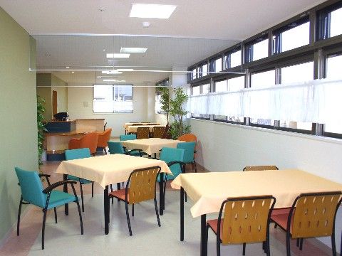 廊下には机といすが設置されている