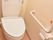 壁は淡いベージュ色で床はピンク色の清潔感のあるトイレである。便器には手洗い器がある為、速やかに手を洗う事が出来る。