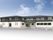 モノトーンの2階建ての建物は横に長く、広い駐車場が付いている。玄関にはホーム名が書かれた屋根が付き、手すり付きのスロープもある。