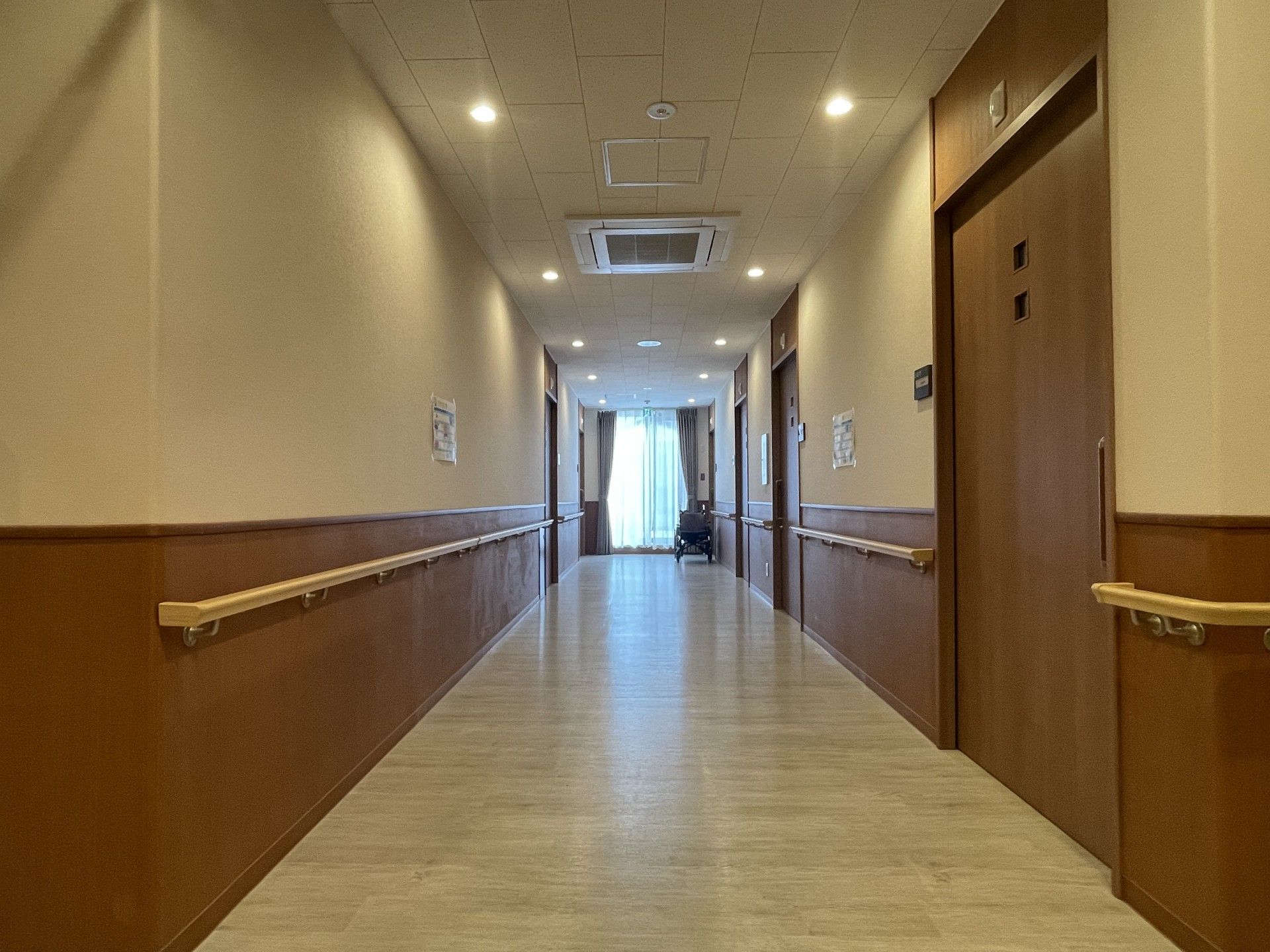 明るく広い廊下