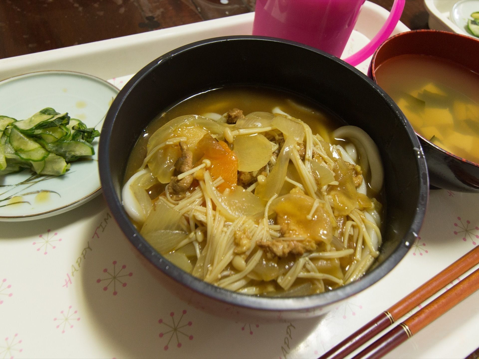 キノコや根菜類がたっぷりと使われた和風の煮物のようなおかずがメインで、汁物やキュウリの浅漬けもある。