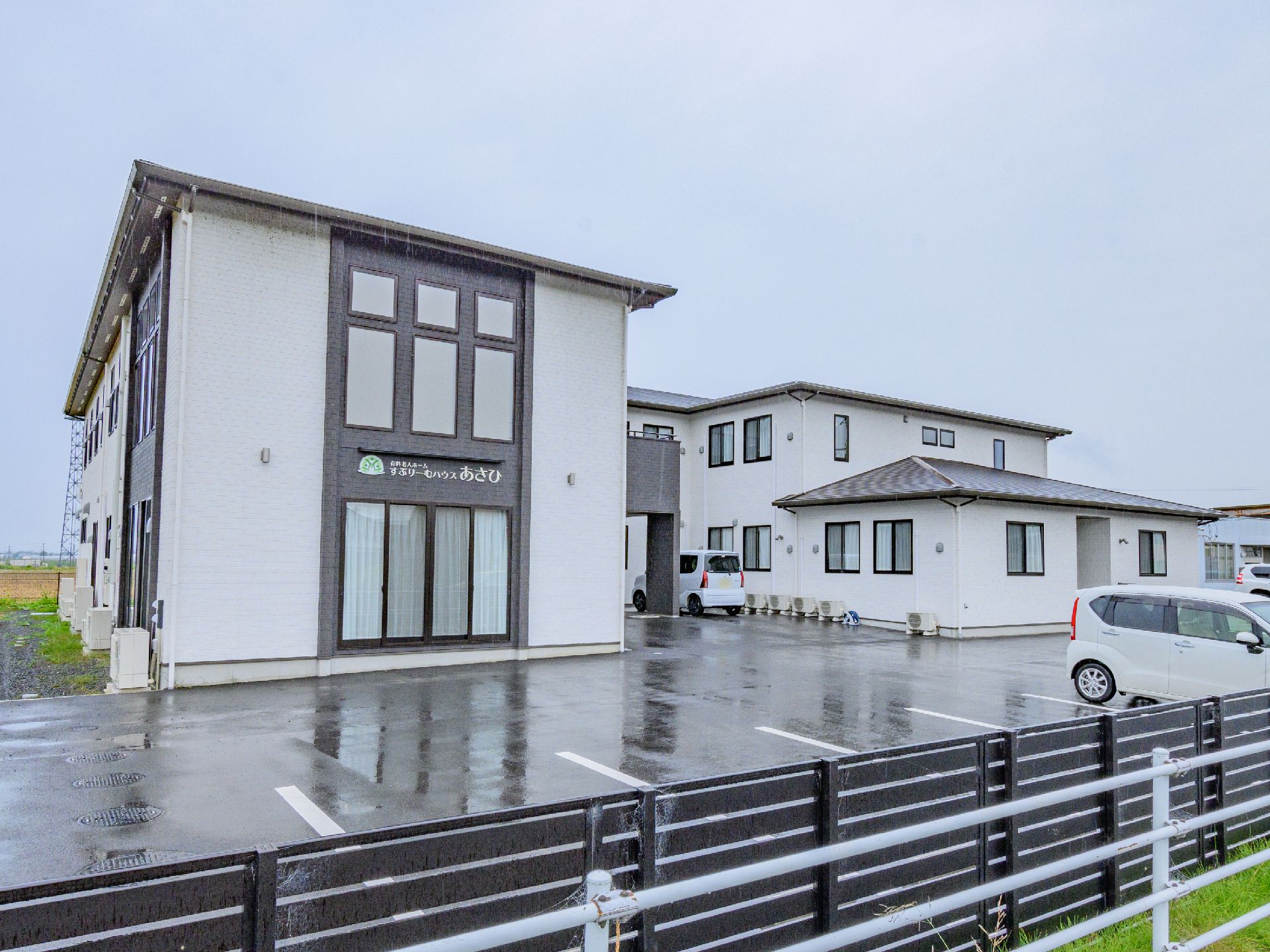 段差が排除された、車椅子の方でも楽に入館できる施設の外観