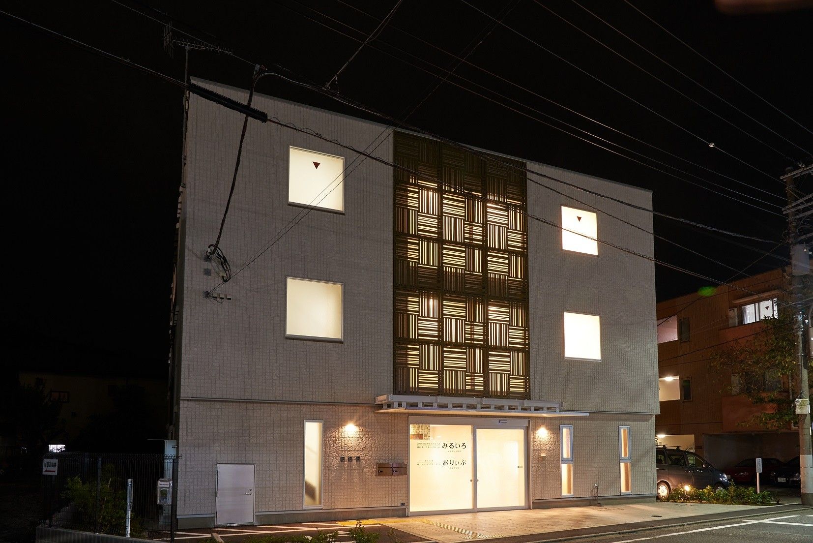 夜の建物外観