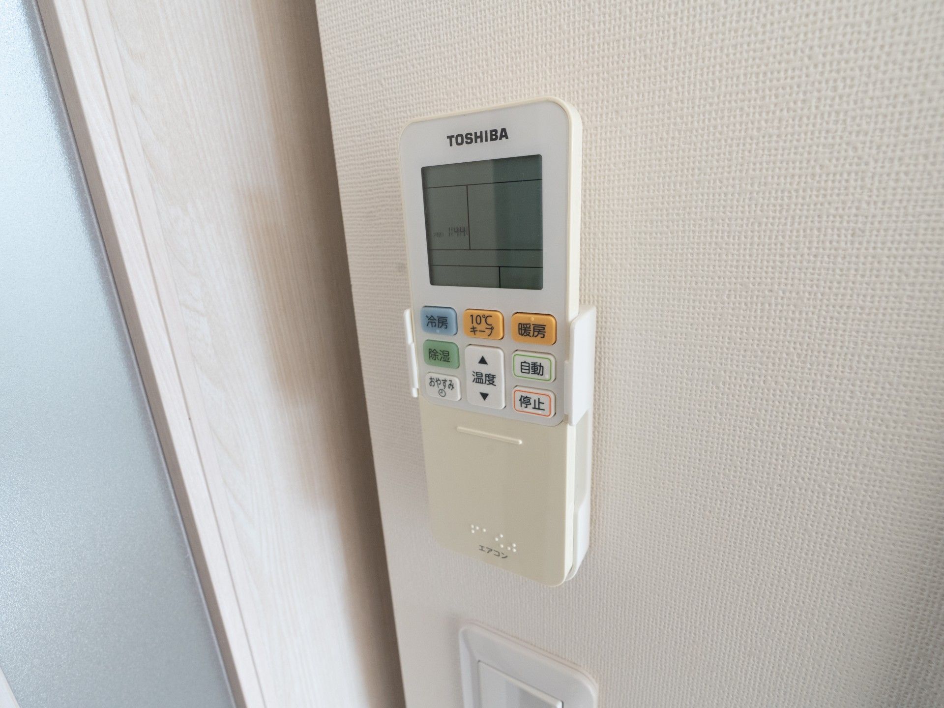 壁のエアコンリモコン
