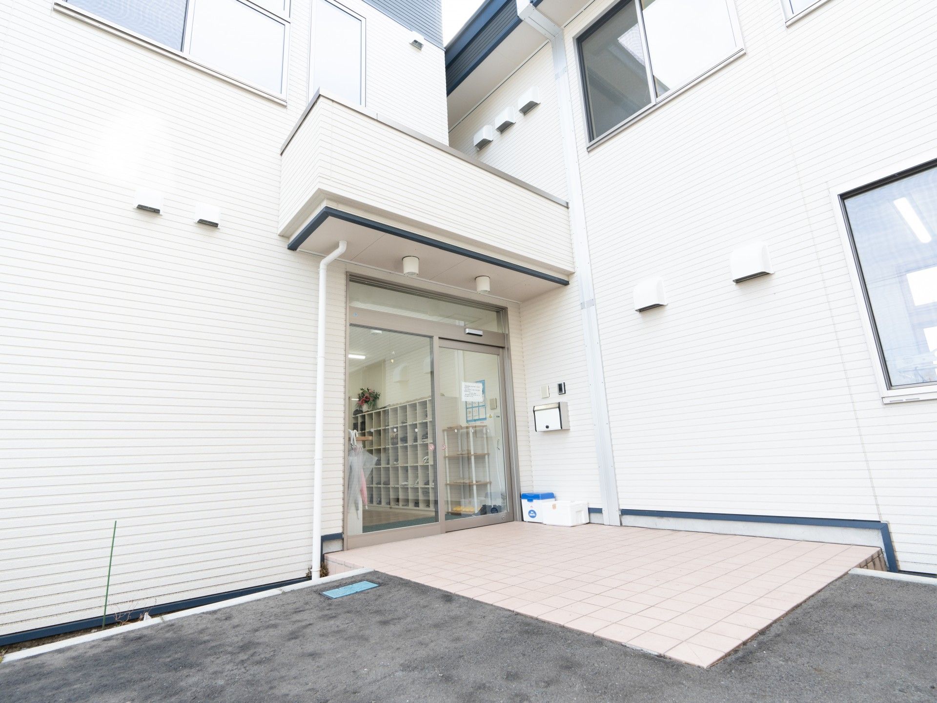 広い玄関の外観