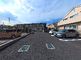 広々とした駐車場の風景