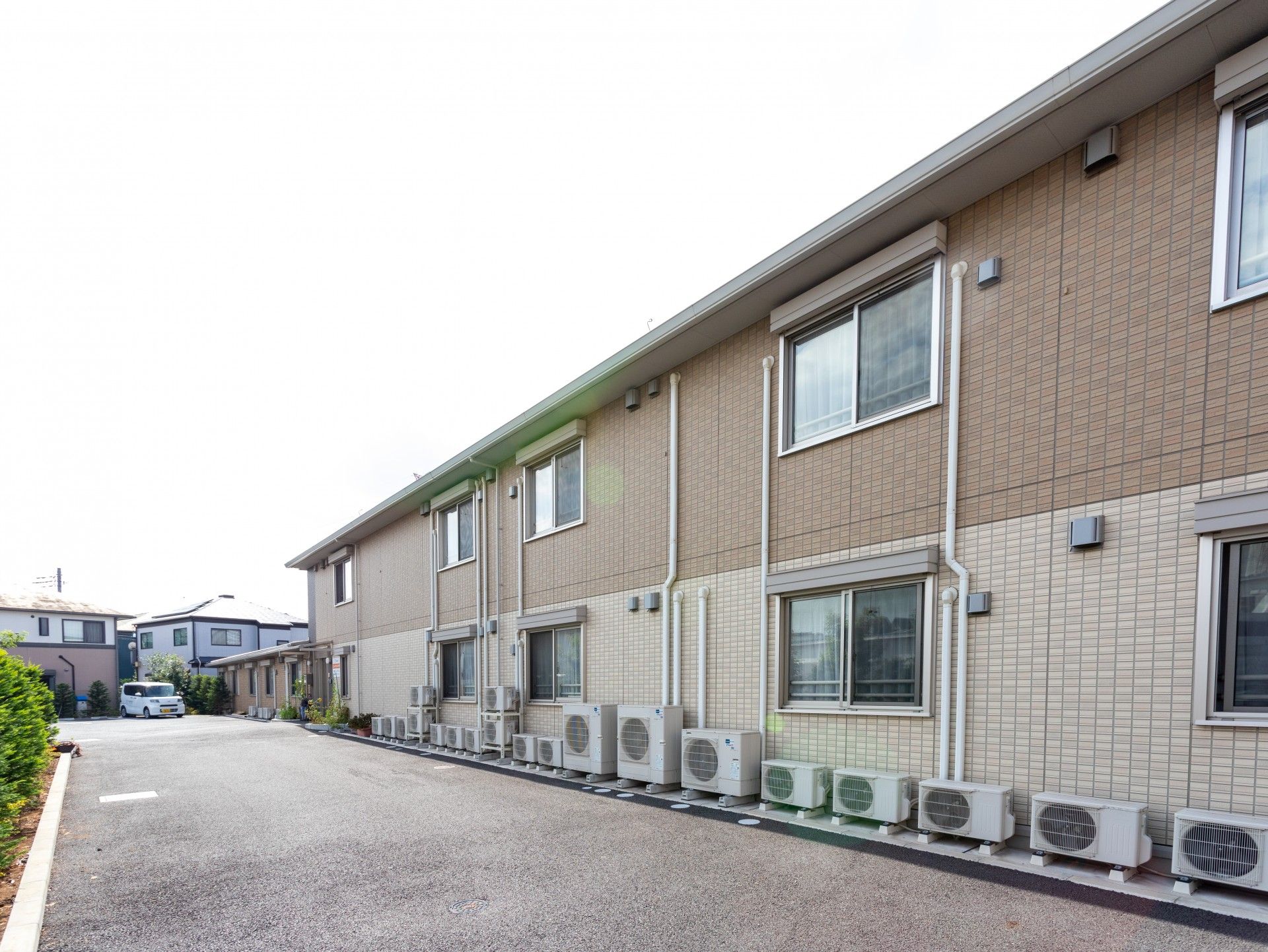 ゆったりとした敷地の建物外観