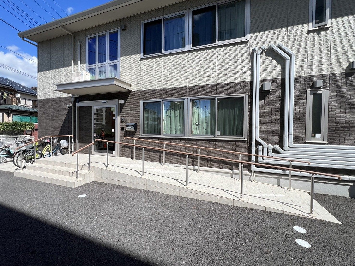 明るい日差しの玄関前