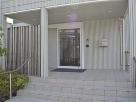 明るいエントランスの外観