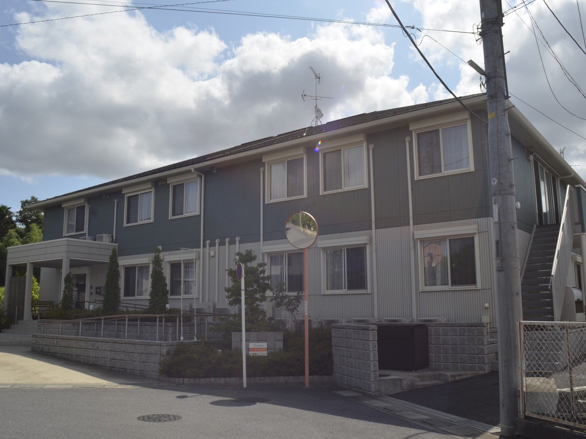 ゆったりとした外観の建物