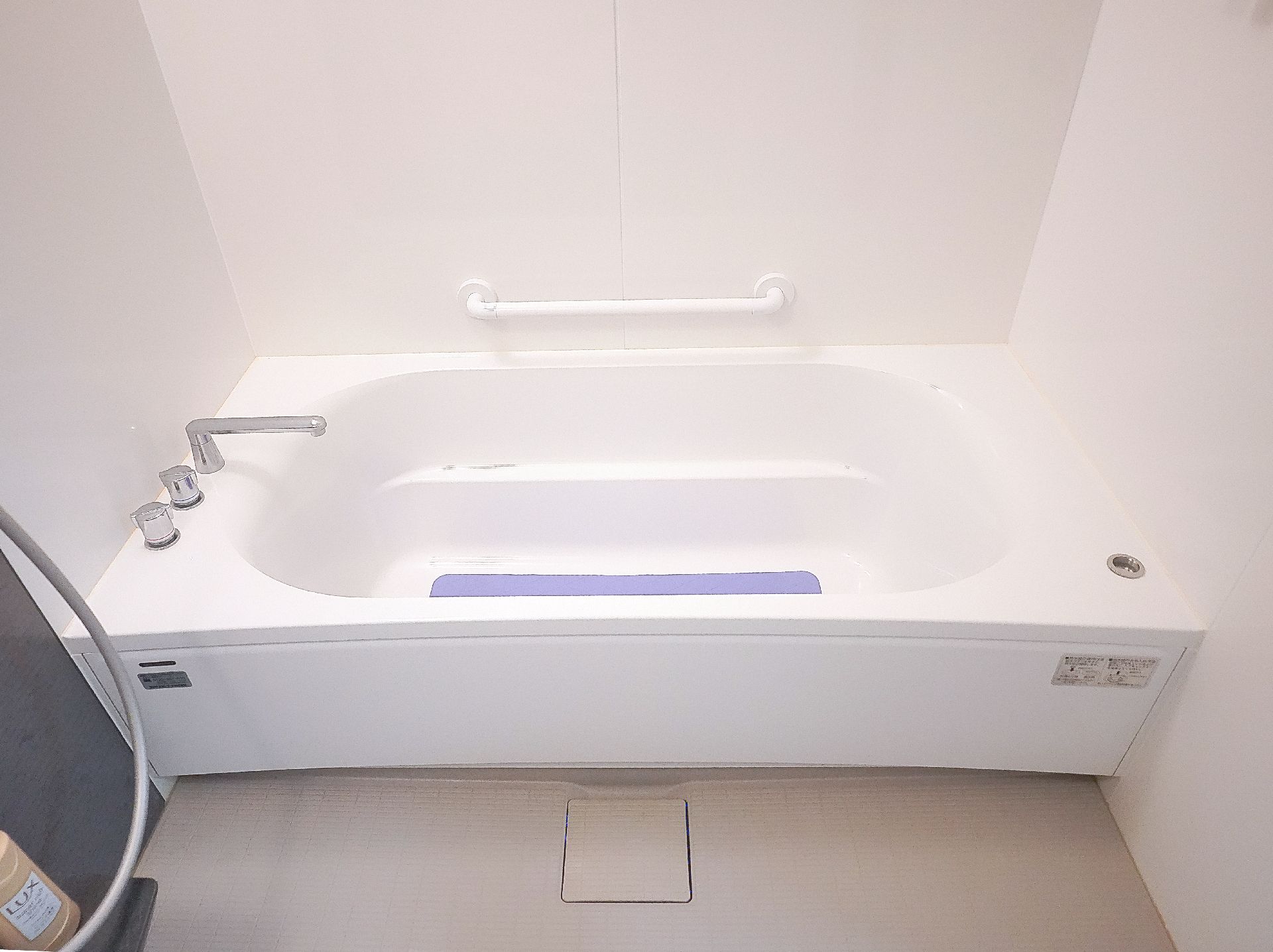 要介護度が軽度の方が利用する手すりがついた個浴用の浴槽