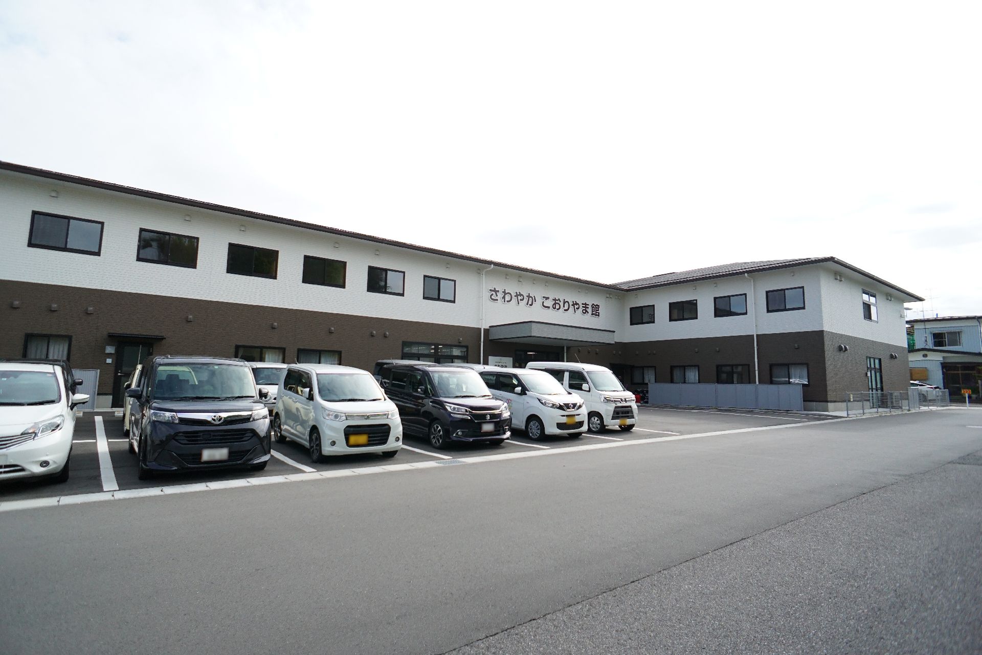 施設の玄関前には、複数台停めることができる駐車場を完備