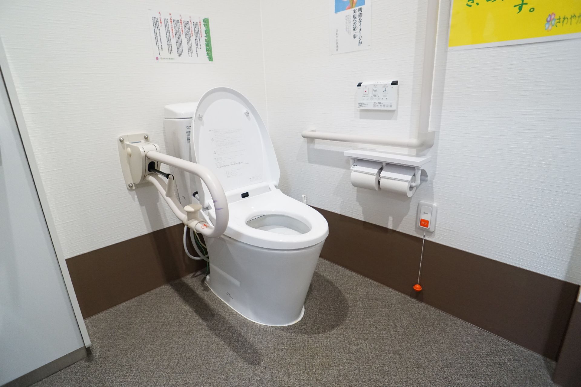 トイレ内には、手すりや呼び出しボタンを設置