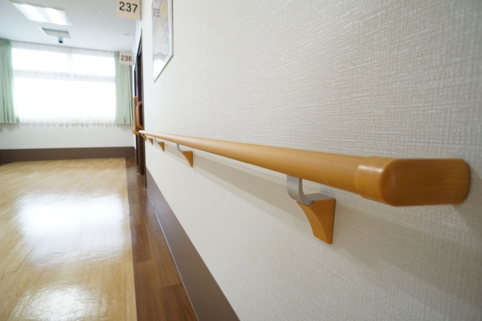 廊下には、手すりを設置