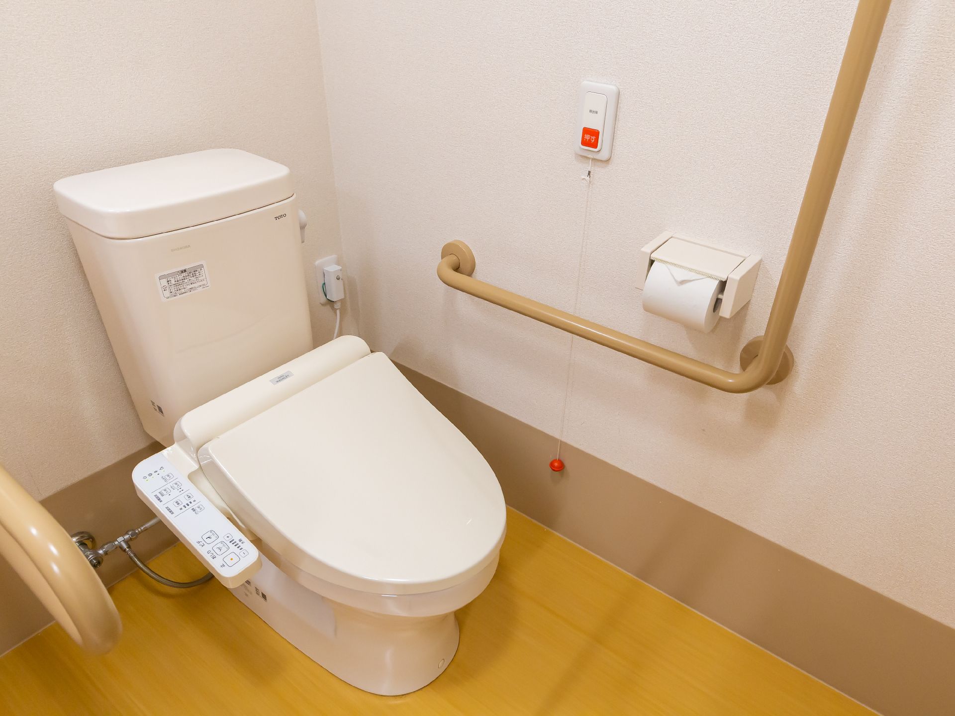 バリアフリー化されて壁に手すりが設置されているトイレ