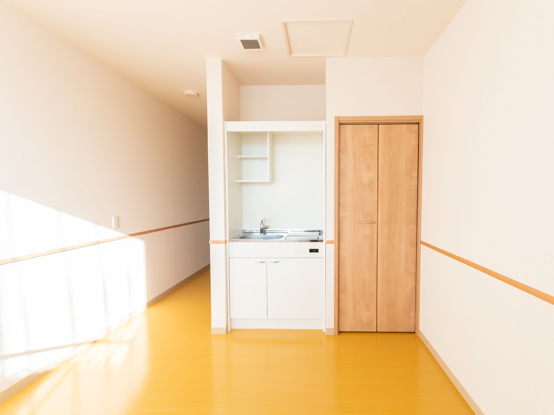 木々に囲まれた場所で笑い合う、動きやすい服装に身を包んだ男女
