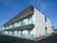白を基調とした２階建ての建物は日当たり良好で各フロアにベランダがあり、草木も植えられている。