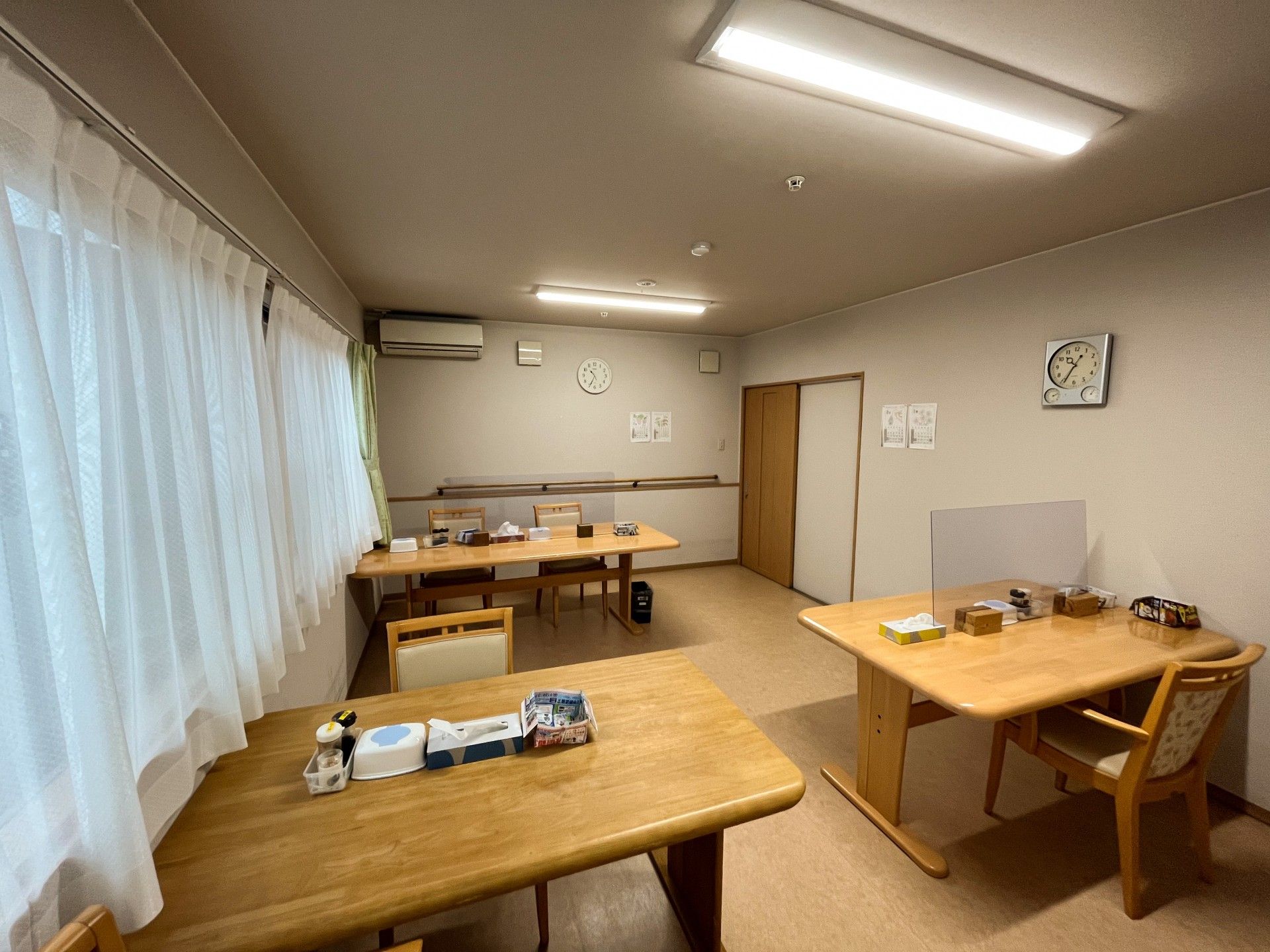 時計が二ヵ所壁掛けされている食堂