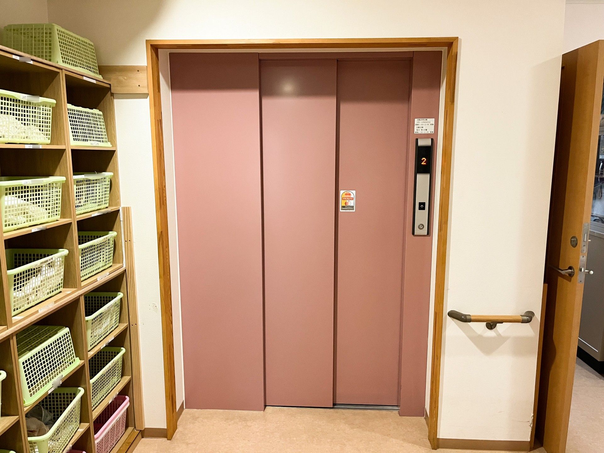 エレベーター前にはかごが入った棚がある