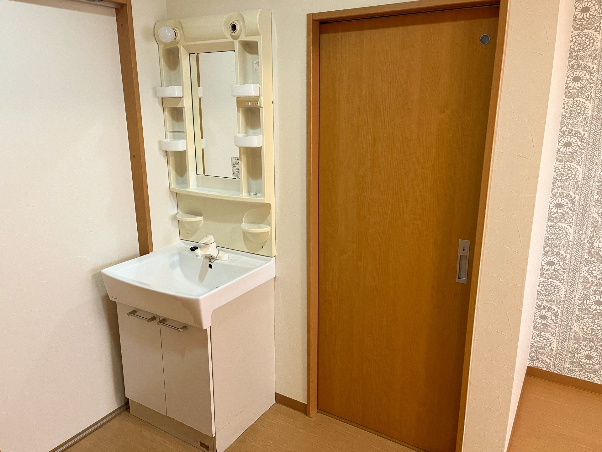 収納付き洗面台がある居室