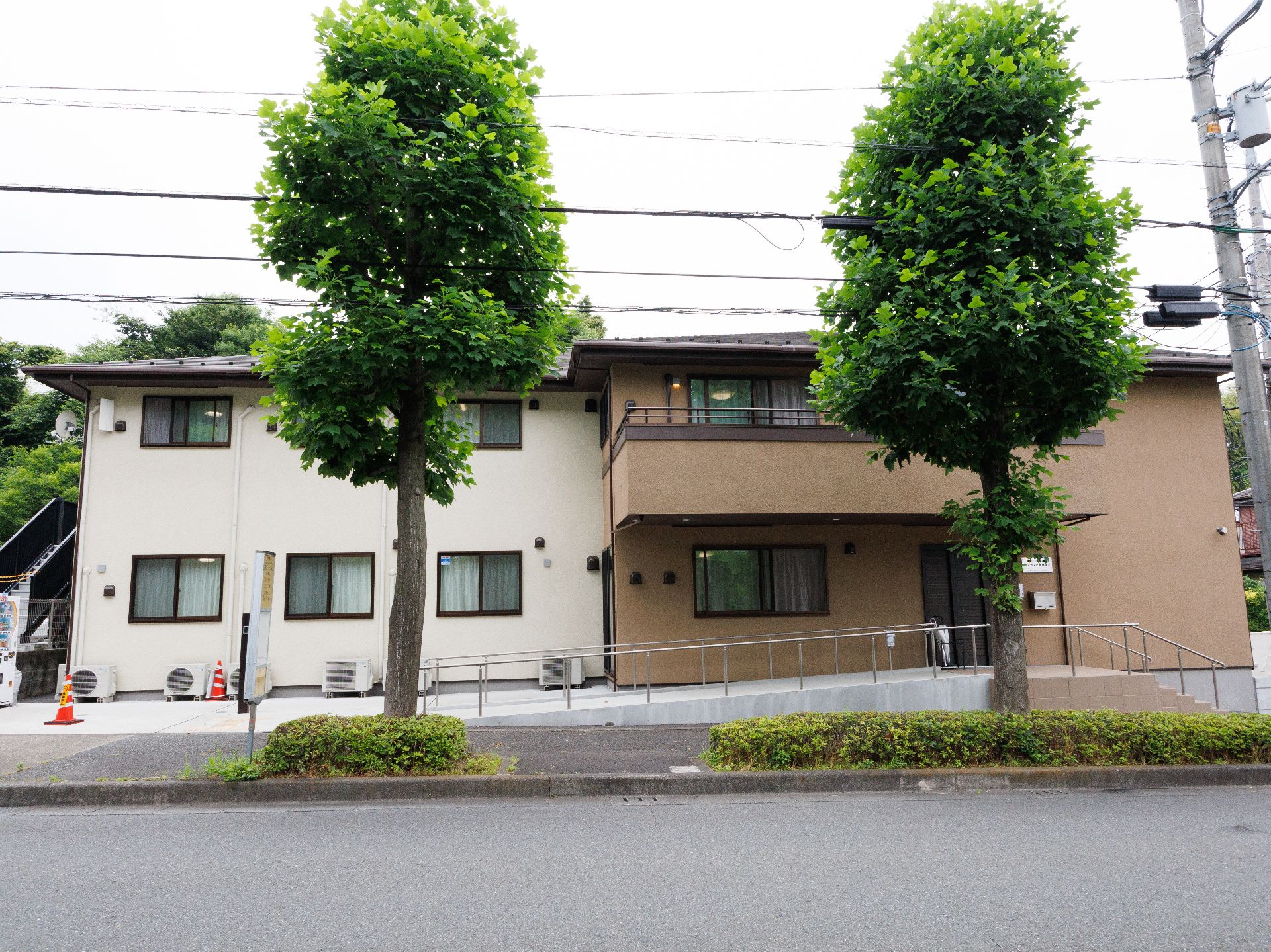 車椅子の入居者のためにスロープがついている外観