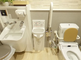 バリアフリーのトイレ設備が整った室内