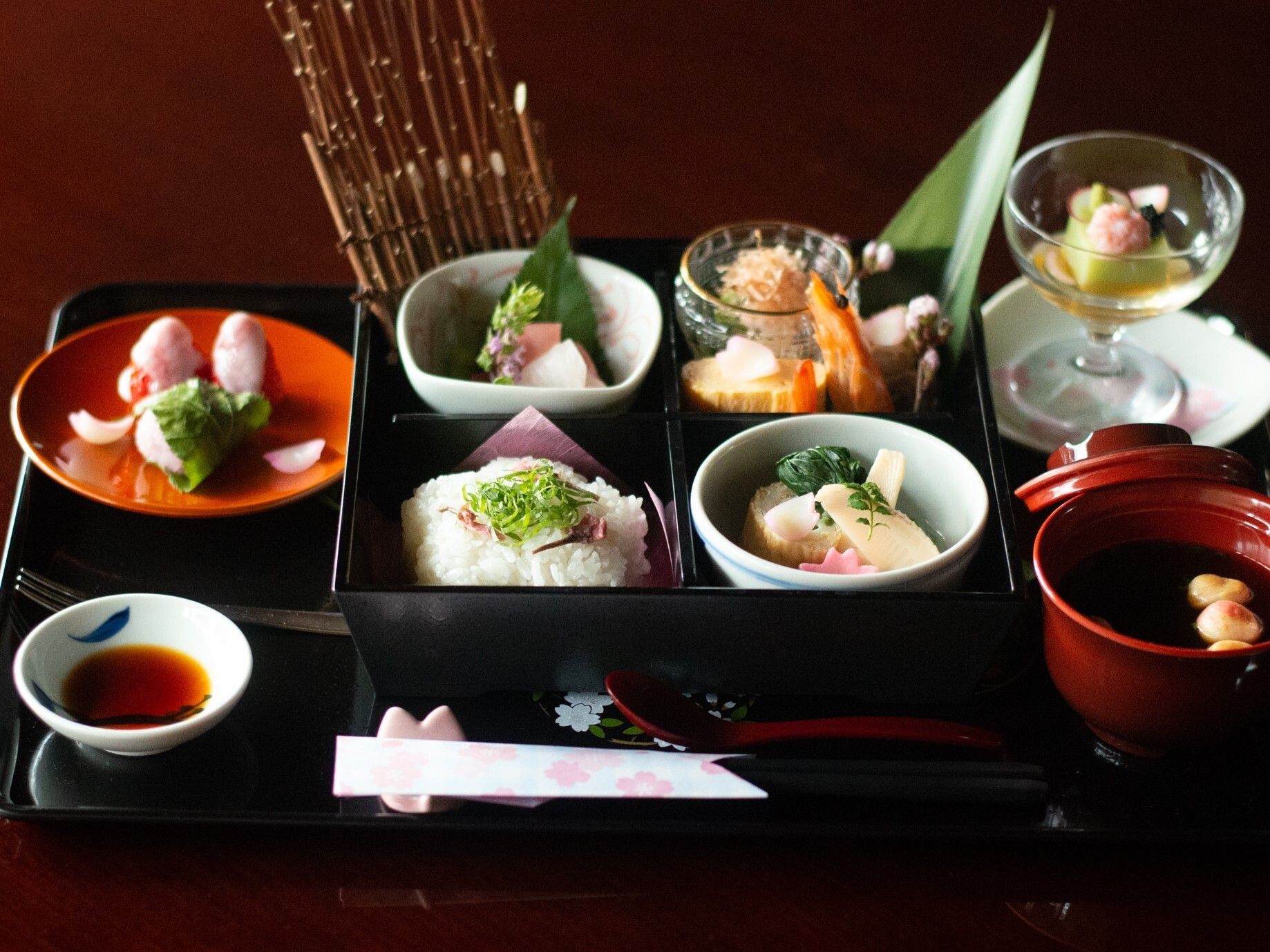 栄養バランスへの配慮や彩りに工夫を凝らしたメニューを毎日提供している。