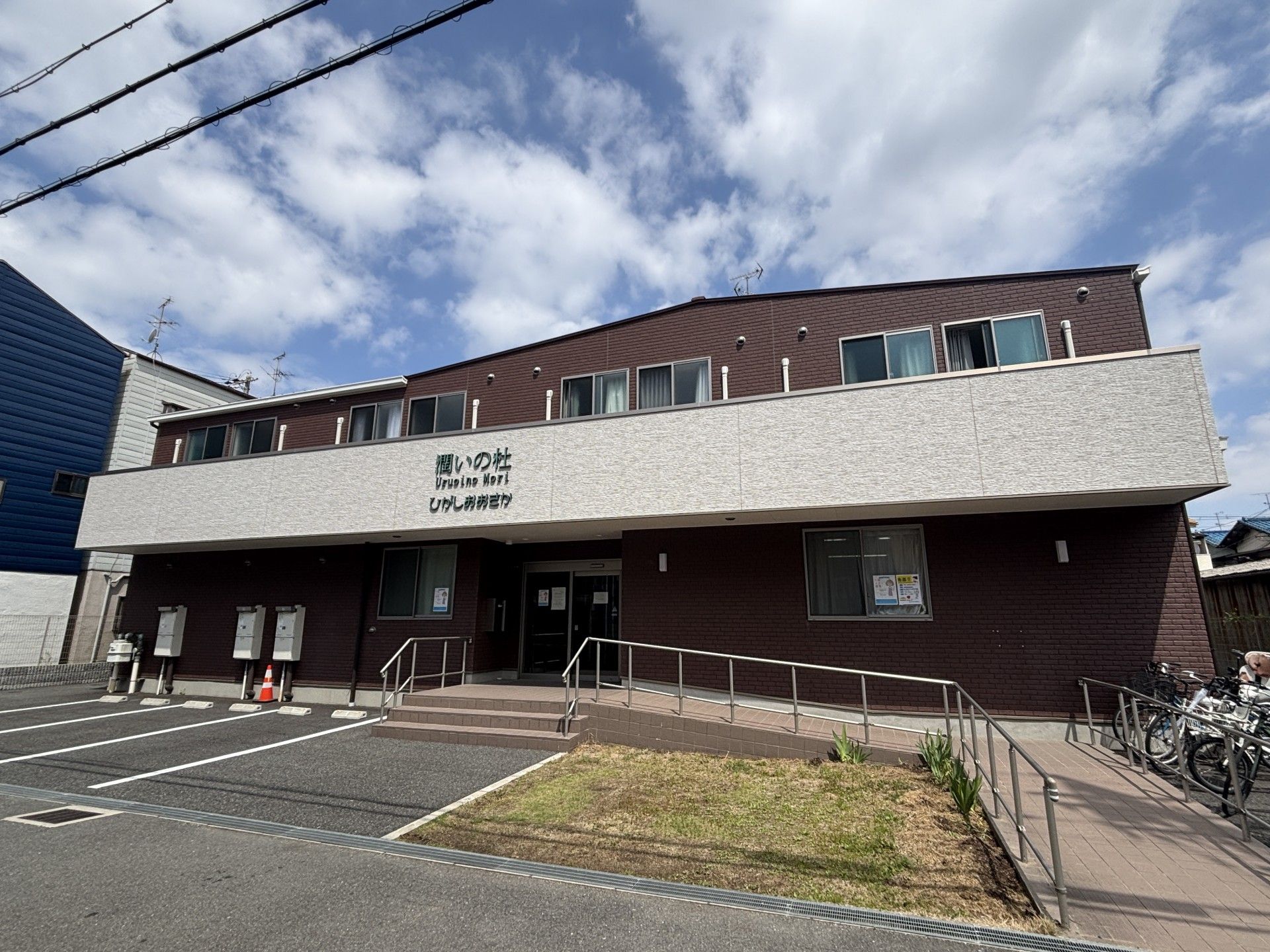 広い駐車場のある建物