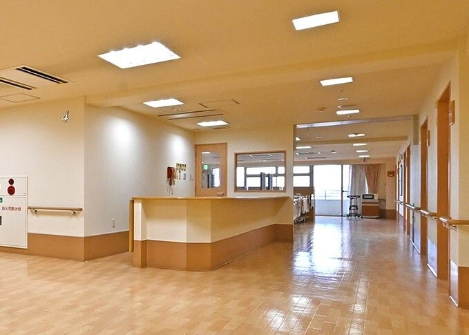 スタッフステーションと廊下が映っている施設内の共有スペースの様子