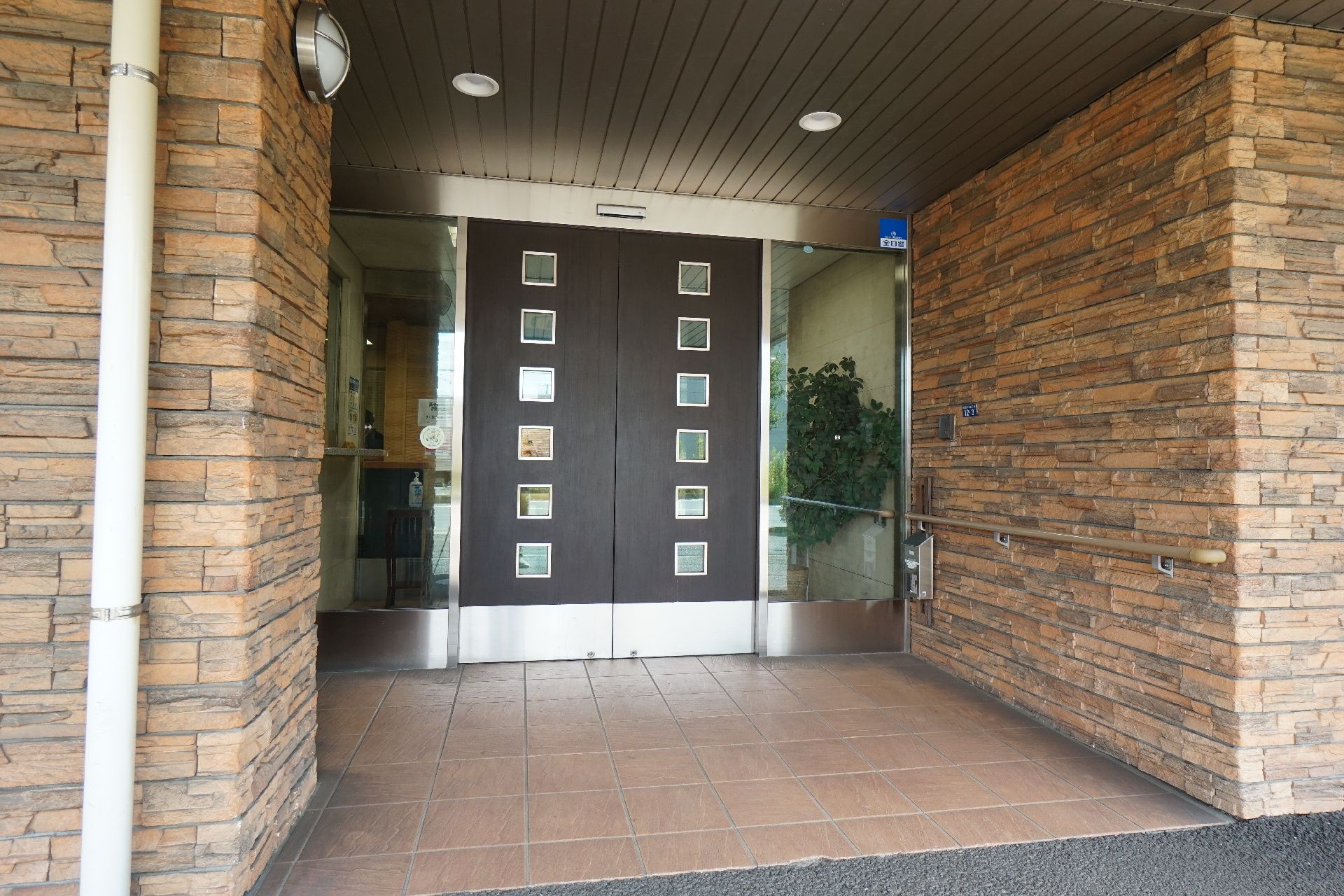 手すりが設置されている玄関