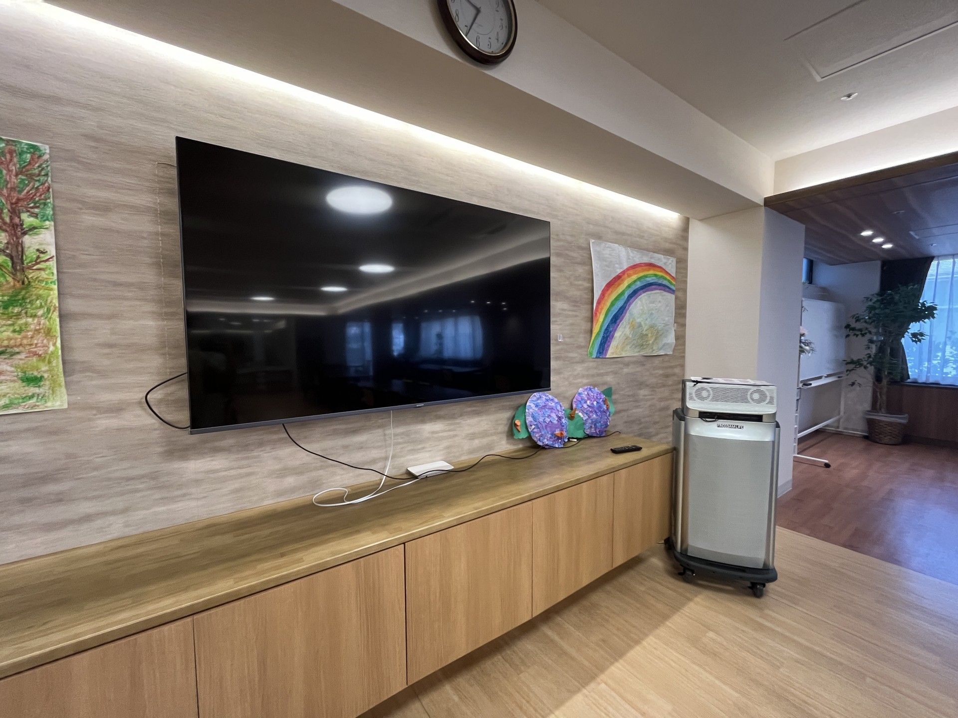 テレビと絵が飾られた壁