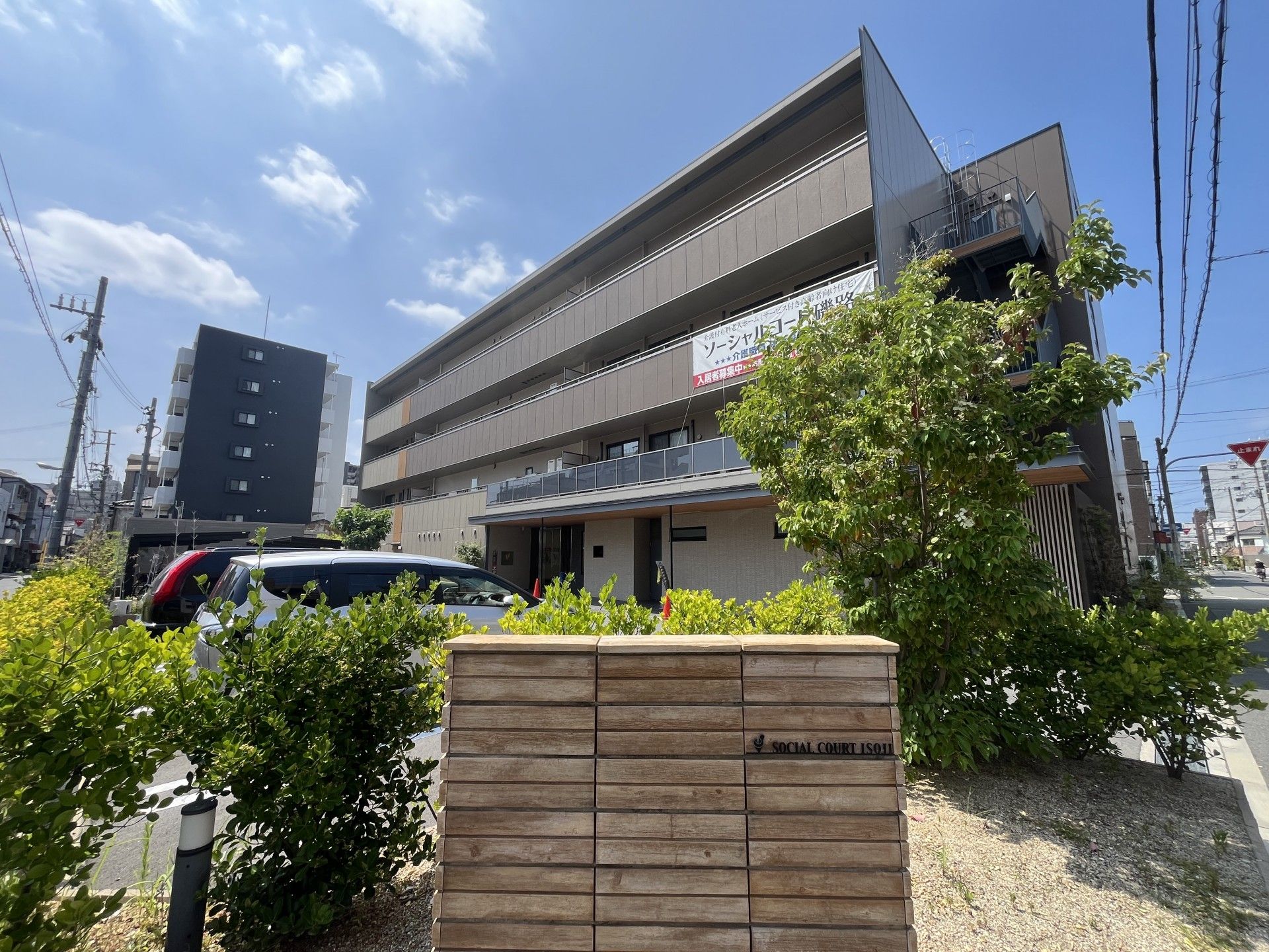 緑に囲まれた建物の外観