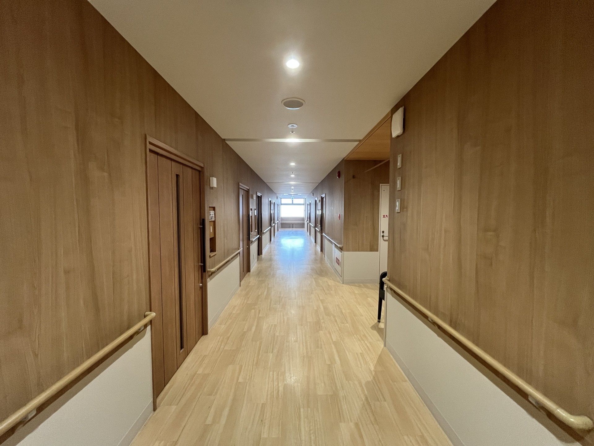 手すり付きの長い廊下