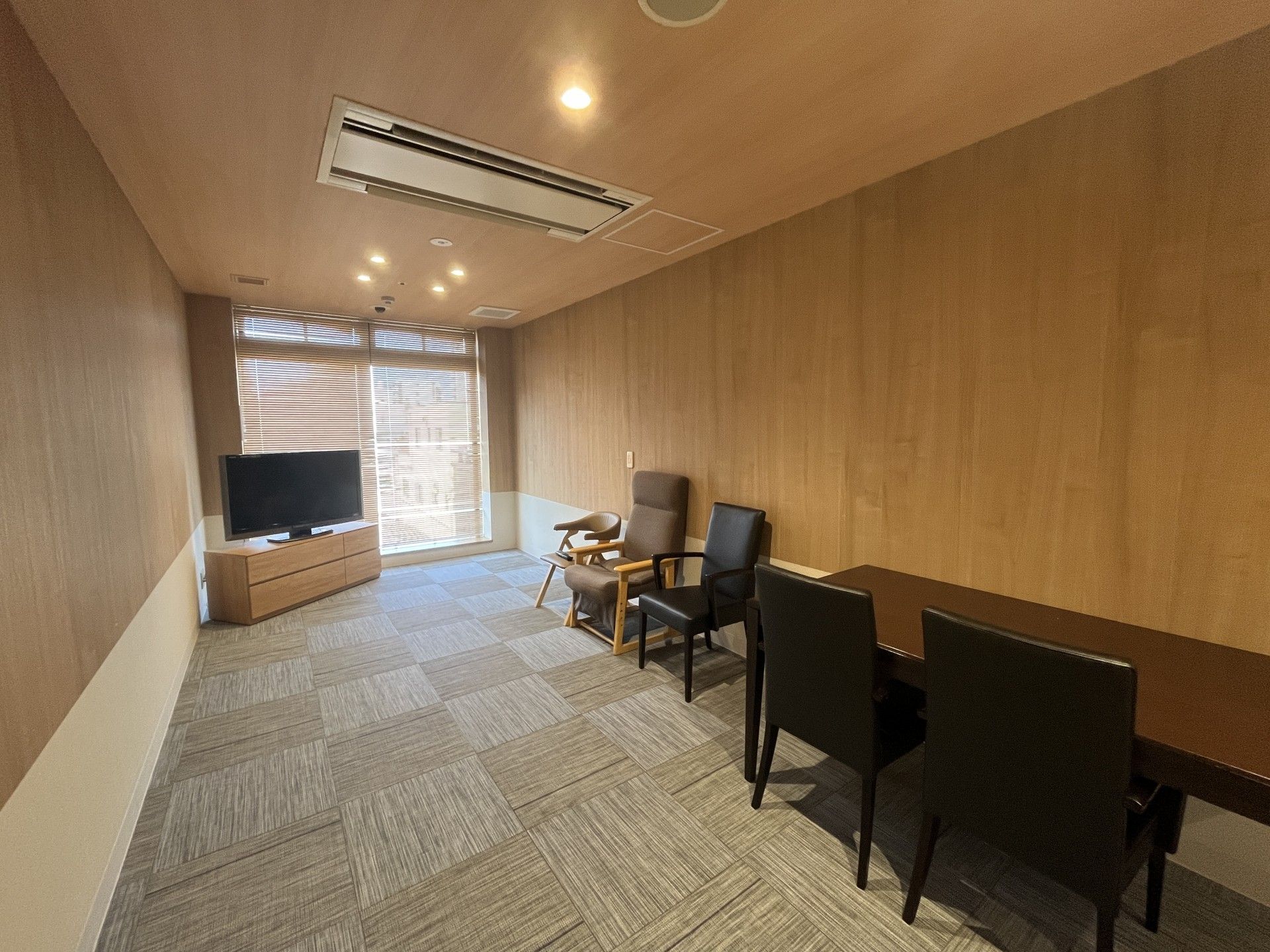 高齢男性の身体を支える女性ヘルパー