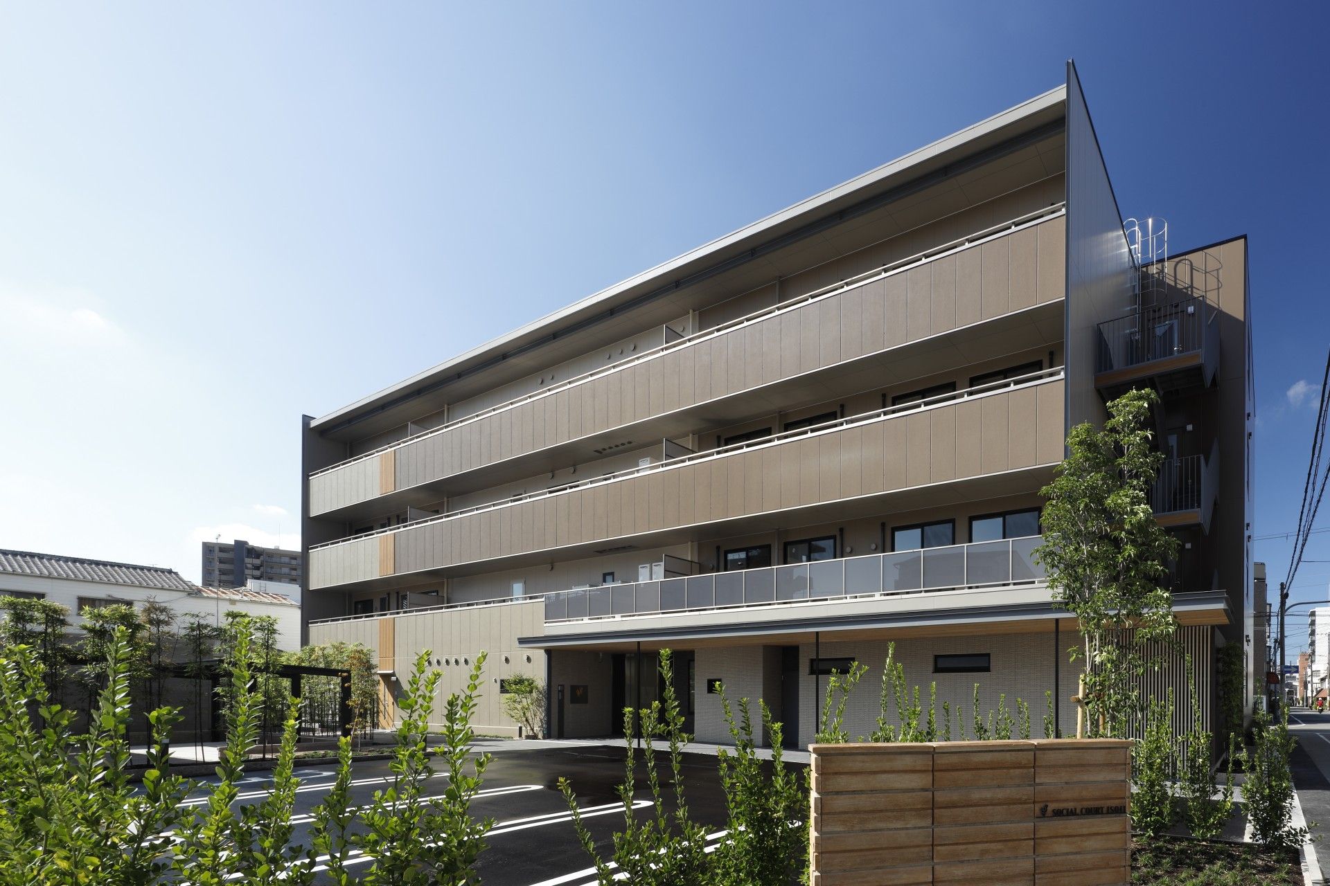 緑に囲まれた建物外観
