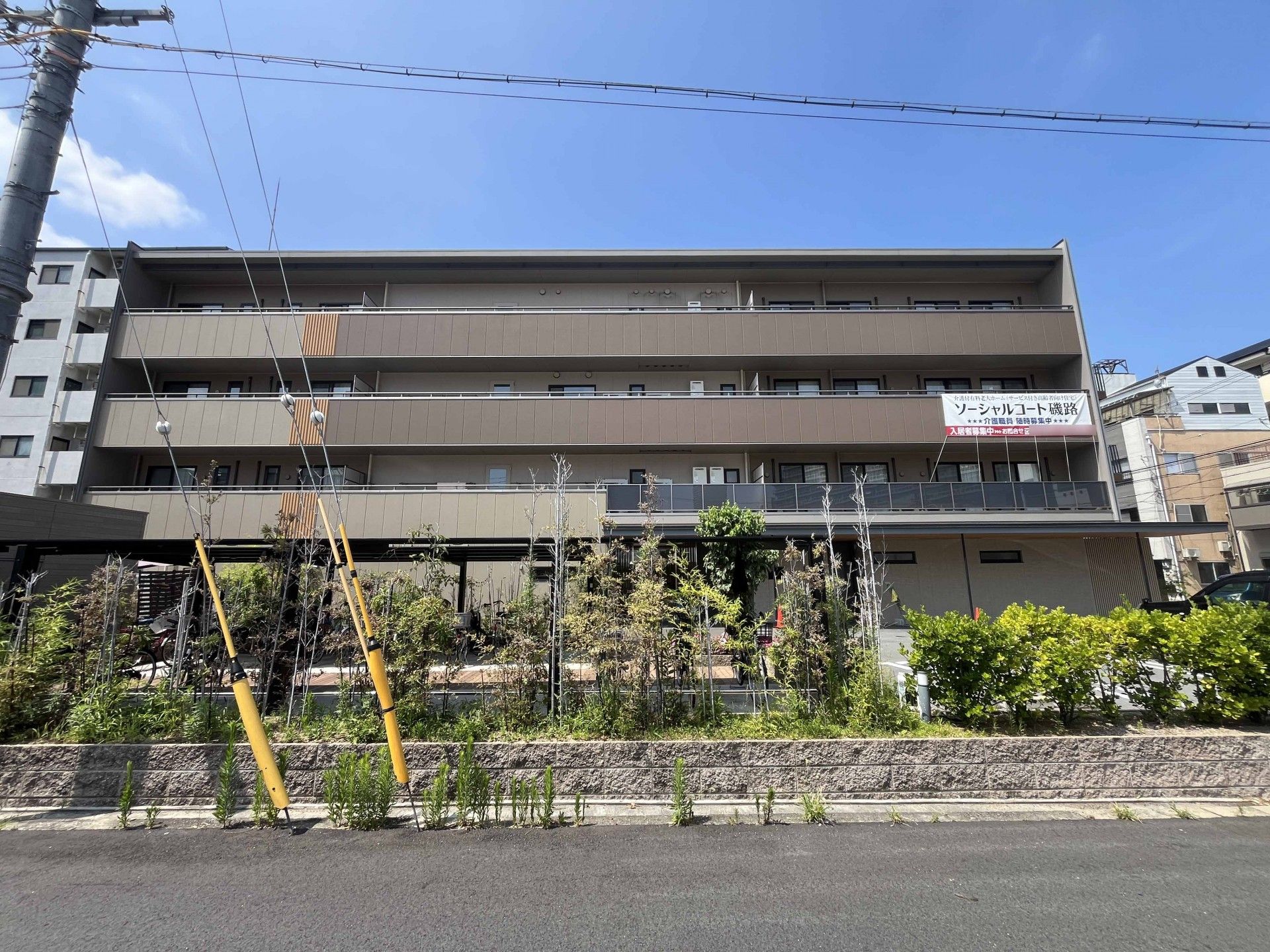 緑豊かな建物外観