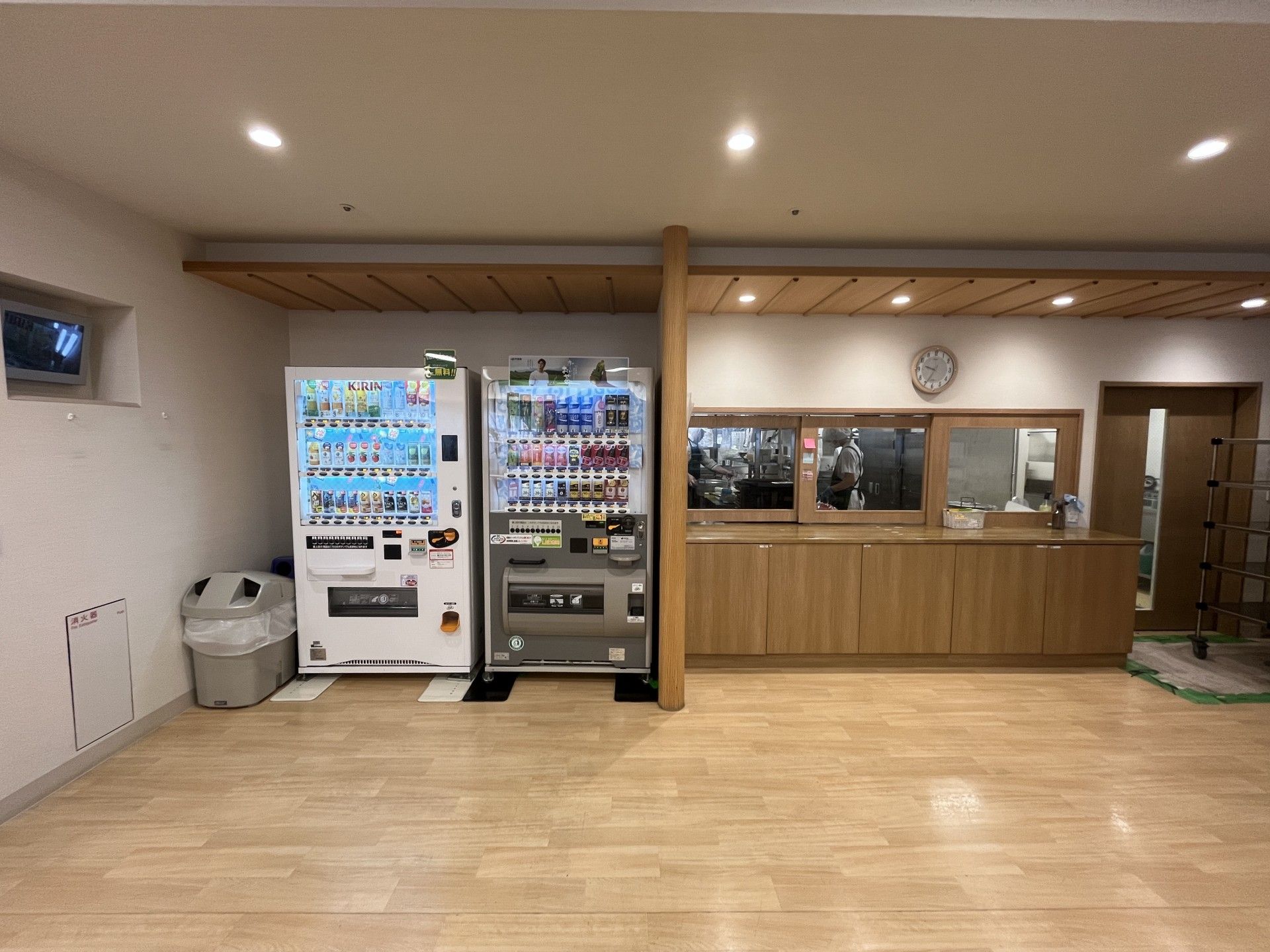 飲み物販売機とカウンター