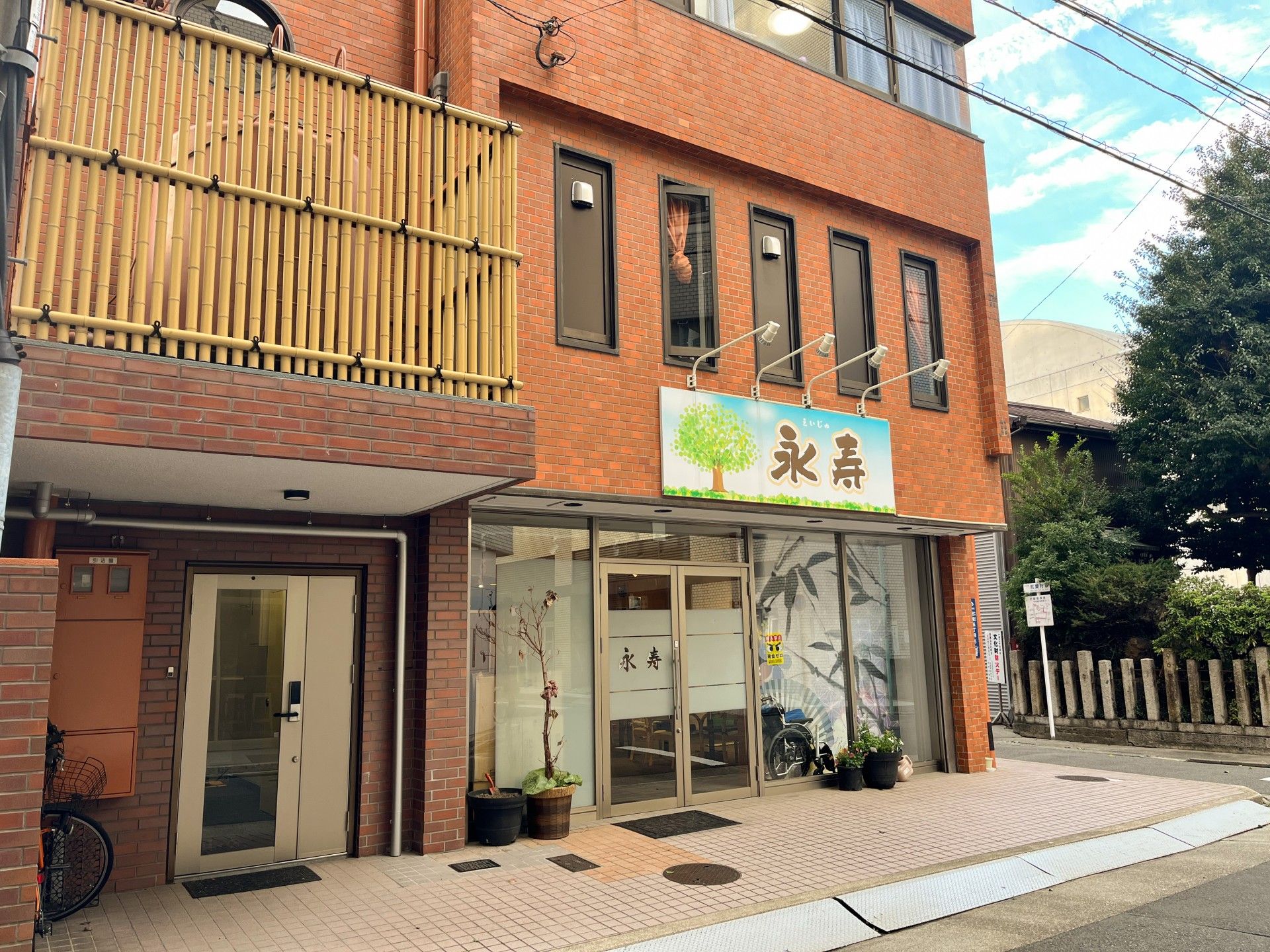 赤茶色の外壁の施設エントランス