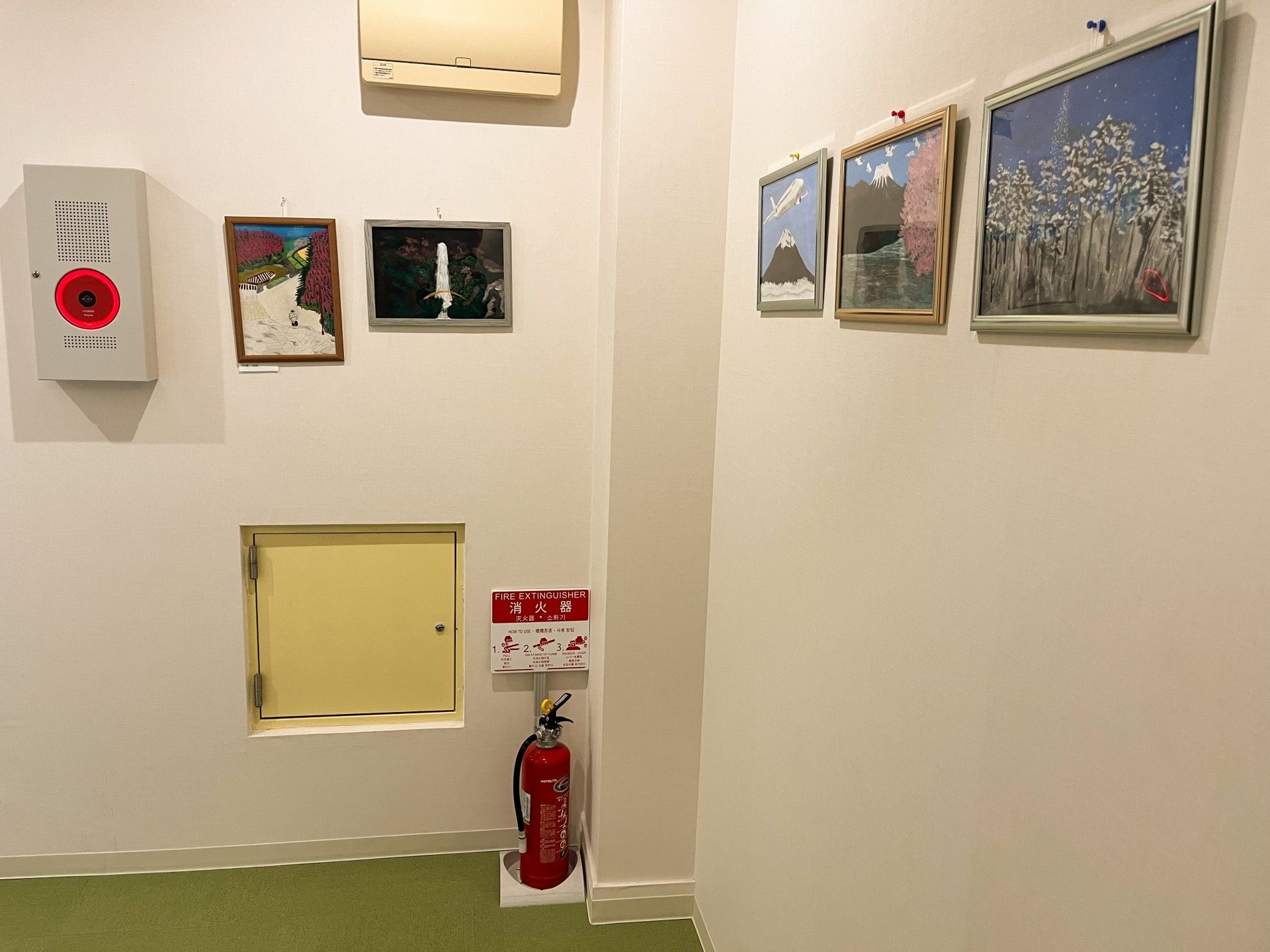 壁掛けの絵画がある廊下