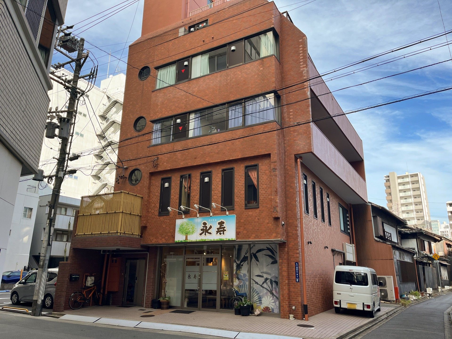 拍手をする高齢女性と女性スタッフ