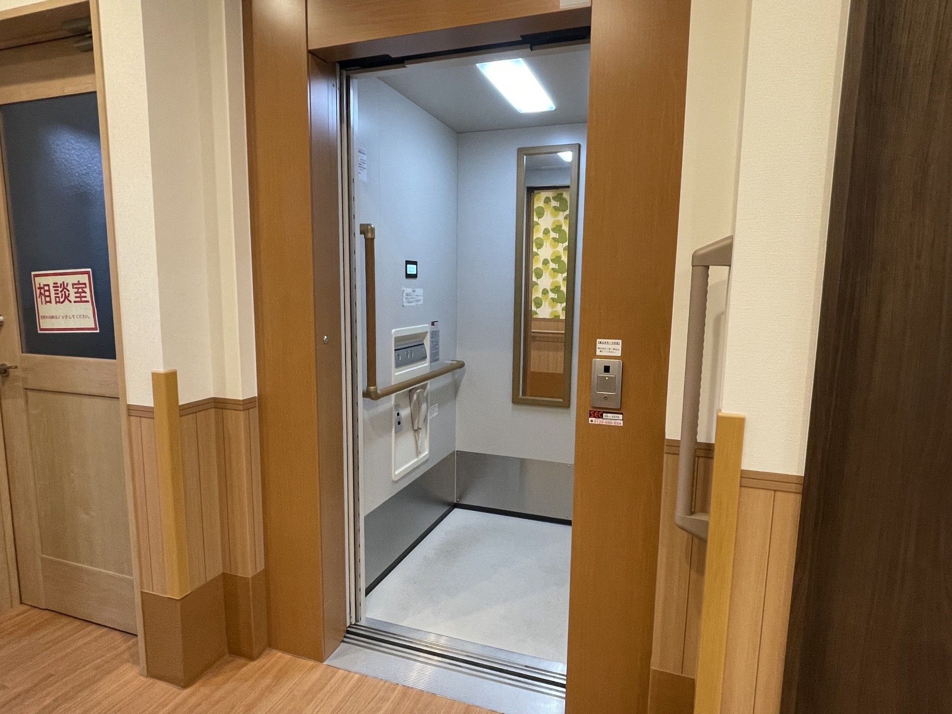 清潔感あるエレベーター前