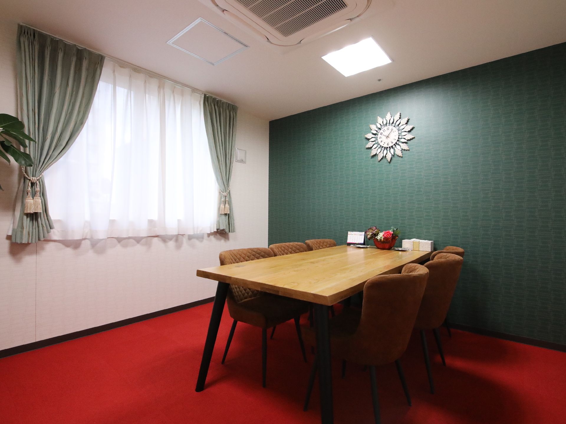 赤いマットが敷かれている相談室