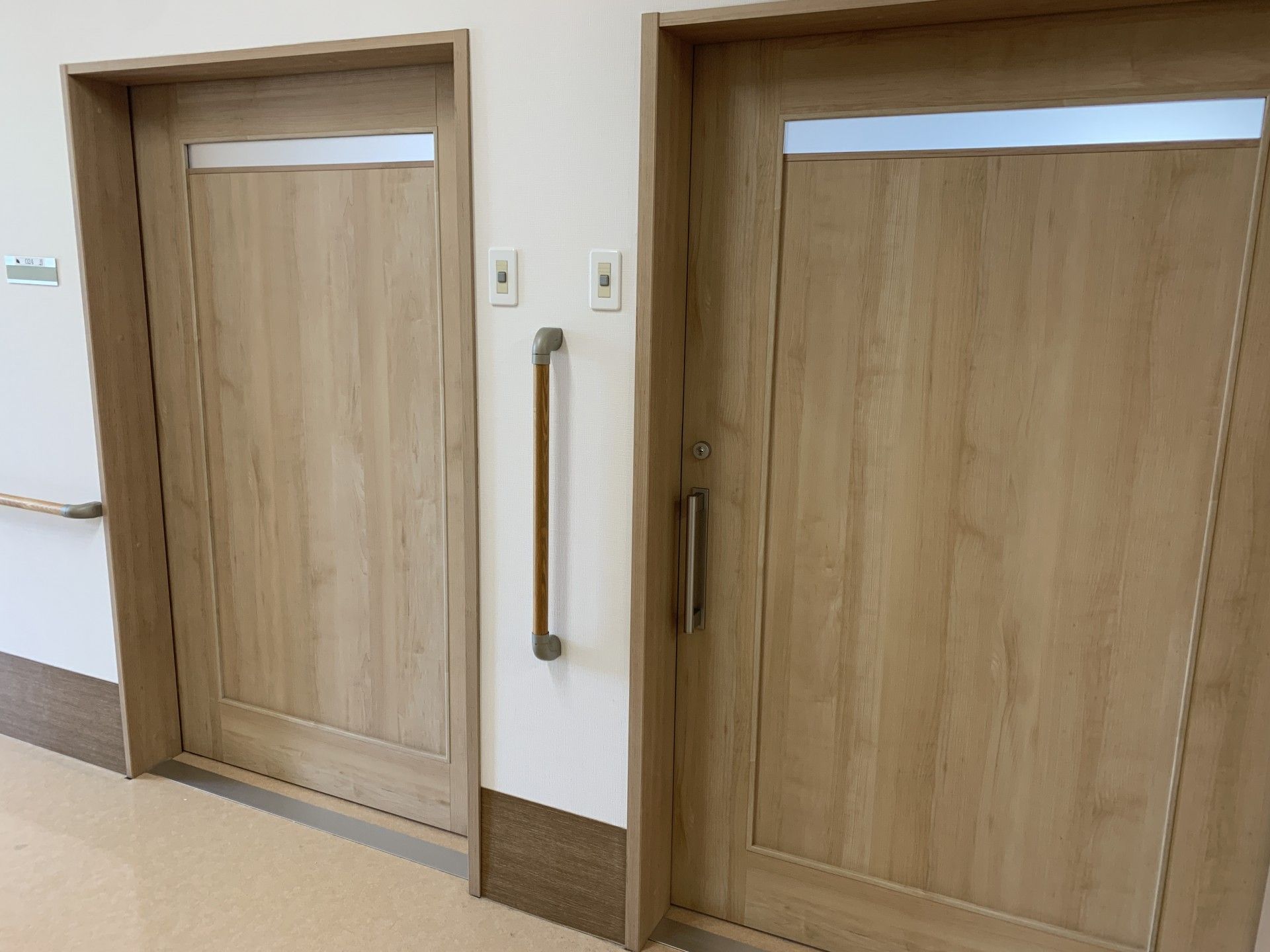 木製の扉と手すりの廊下