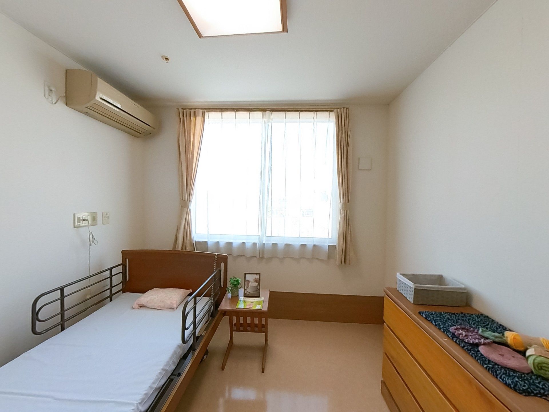 明るい個室のベッドルーム