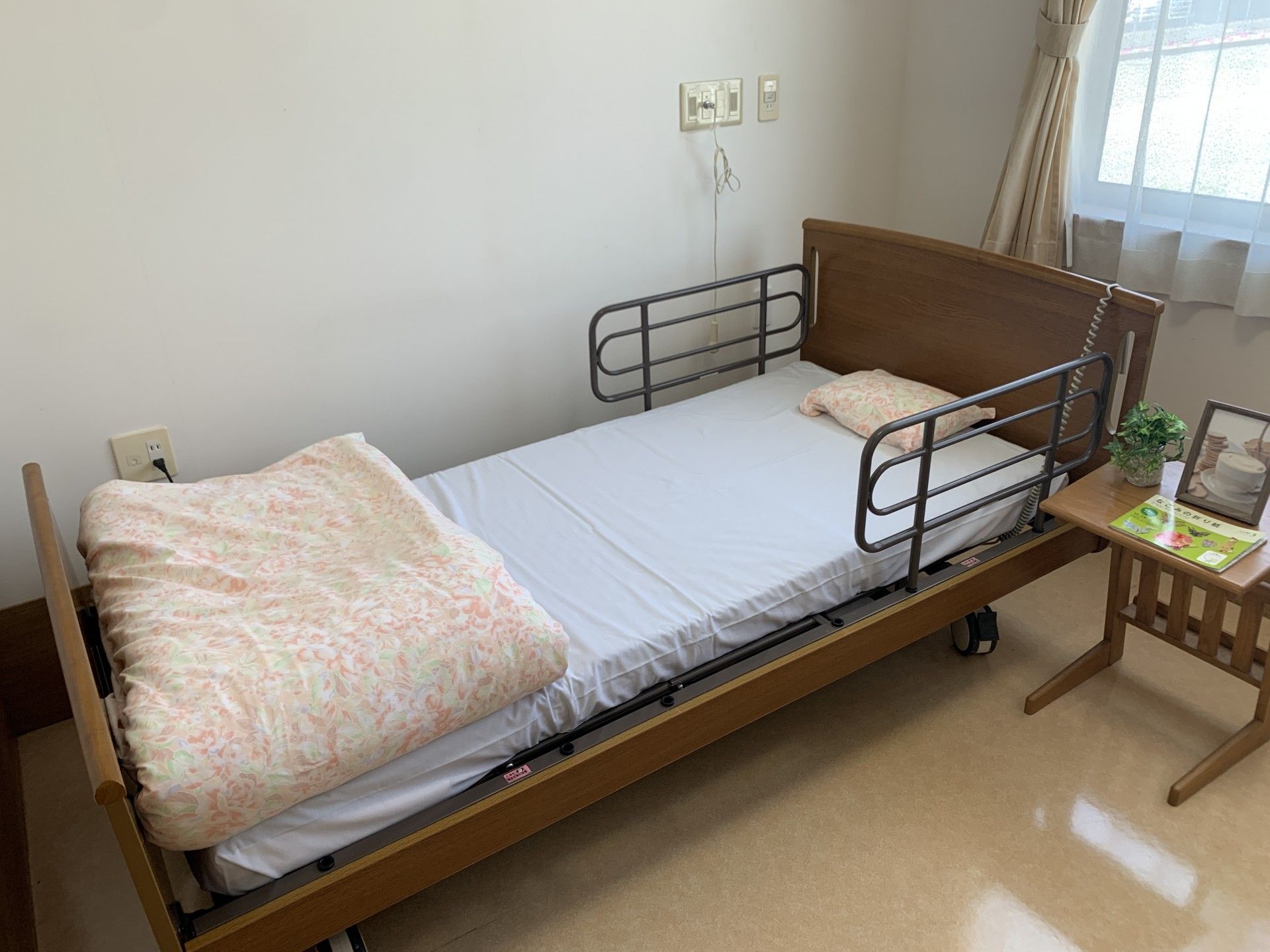 シンプルなベッドの部屋