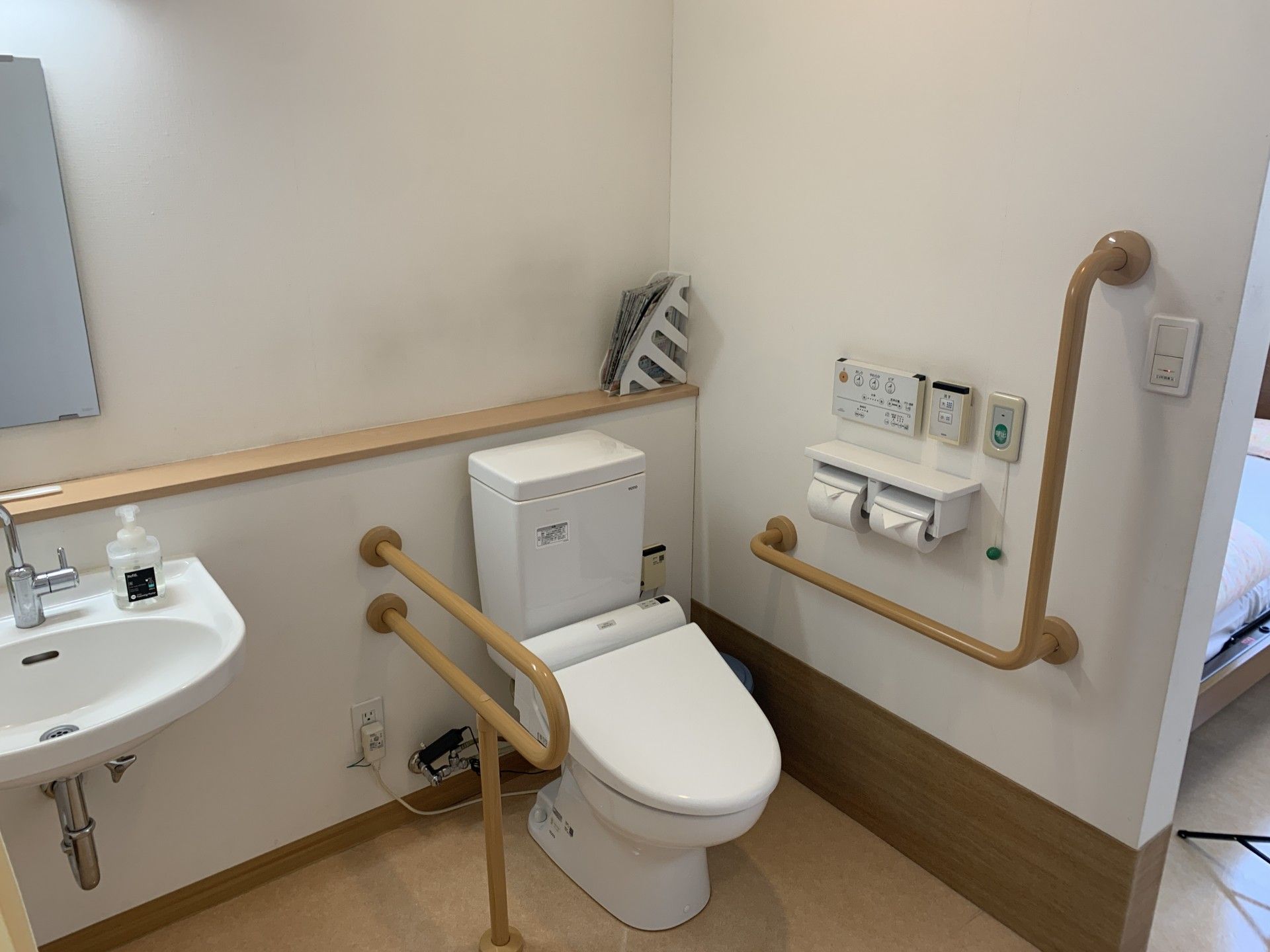 手すり付きのトイレ