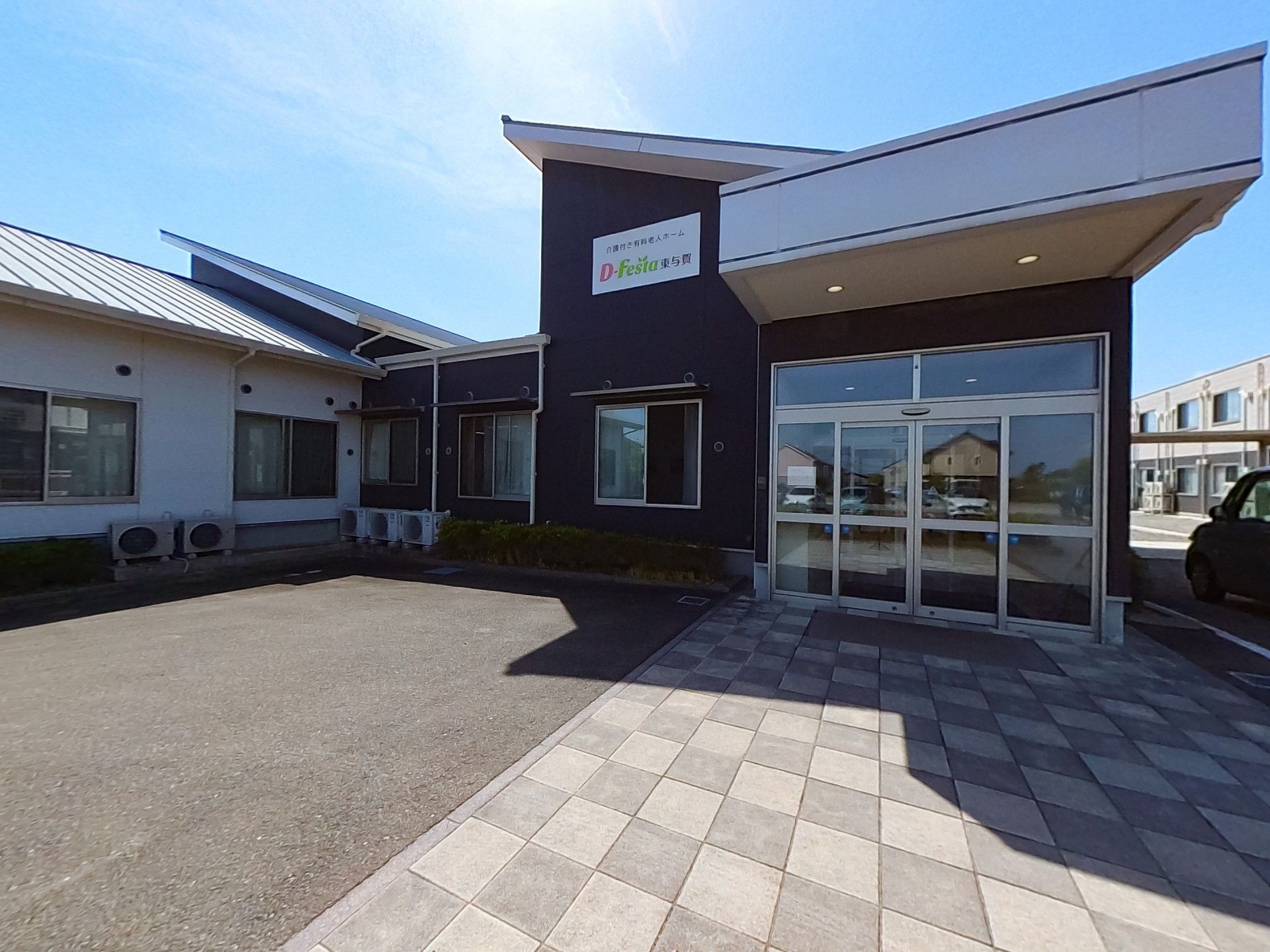 広いエントランスの建物