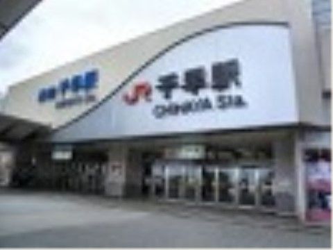 当施設は駅から近く、歩いてお越しいただける。ご来訪の際や、入居者様のお出掛けに便利な立地となっている。