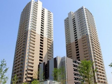 当施設の最寄り駅周辺には、高層ビルが立ち並んでいる。さまざまなお店が揃っているので、暮らしやすくなっている。