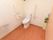スペースは余裕をもって確保されている。トイレには洗浄機能がついている。トイレのそばの壁には、縦に伸びた手すりが２本設置されている。